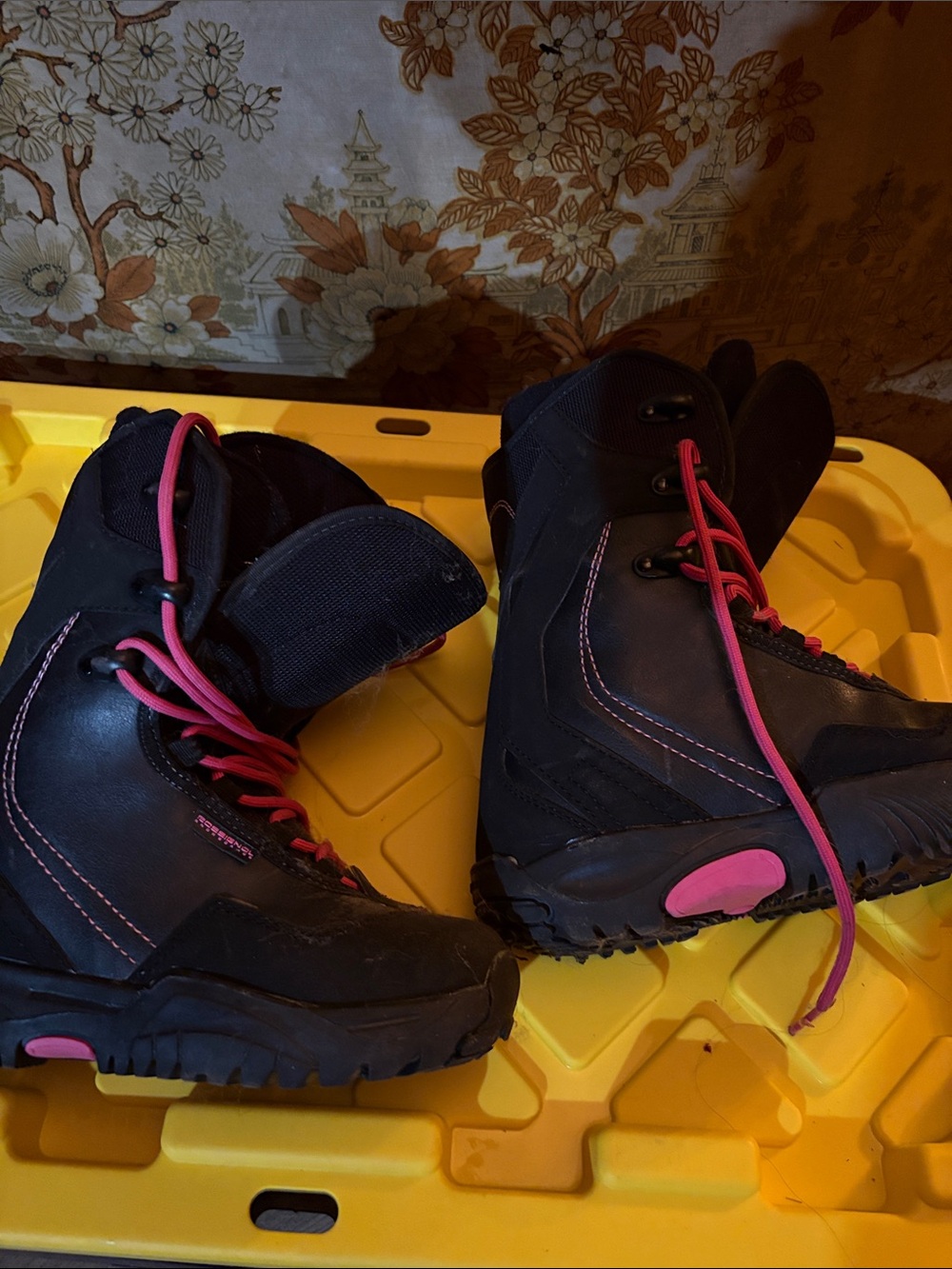 Rossignol Women's Black snowboarding Boots with Pink Laces